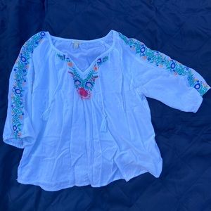 Blusa con flores bordadas